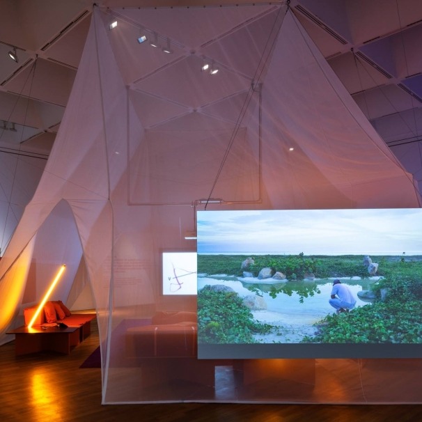 Blick in eine Festivalinstallation der VIDEONALE 19